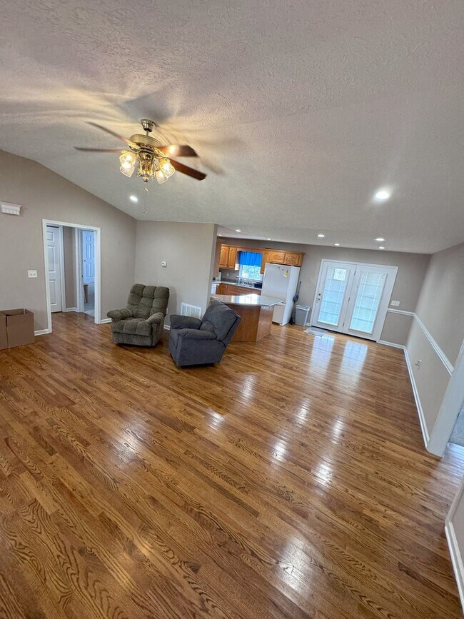 Building Photo - Single Level Home with a Great yard