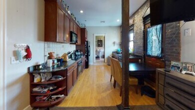 Building Photo - BERKLEE 3 BR Apartment - 9/1