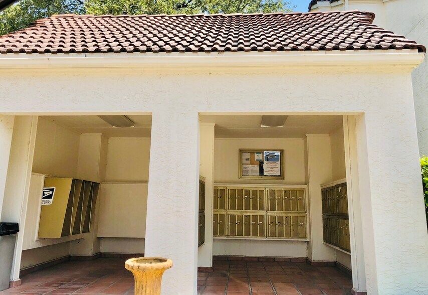 Building Photo - 2255 Thousand Oaks