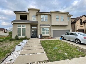 Building Photo - 2812 Almanzor Avenue