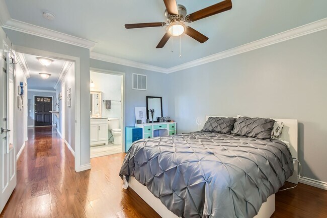 Building Photo - Renovated 3-Bed Condo with In-Unit Laundry, Garage & Pool