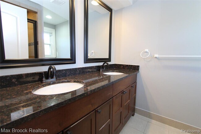 Building Photo - 30024 Beacontree St