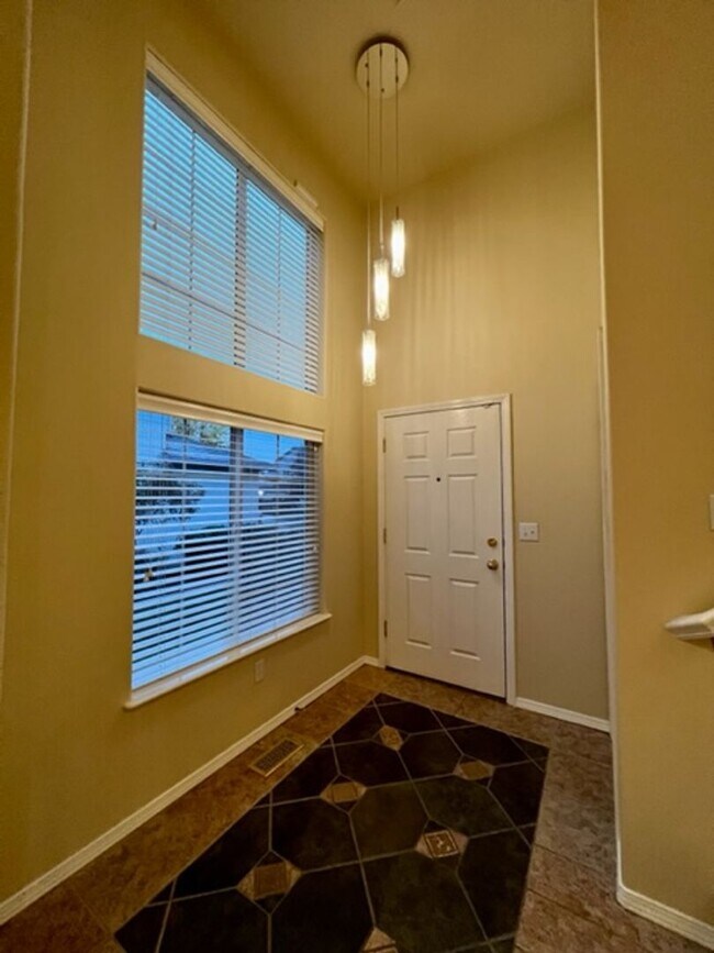 Building Photo - Updated 3 Bedroom Condo!