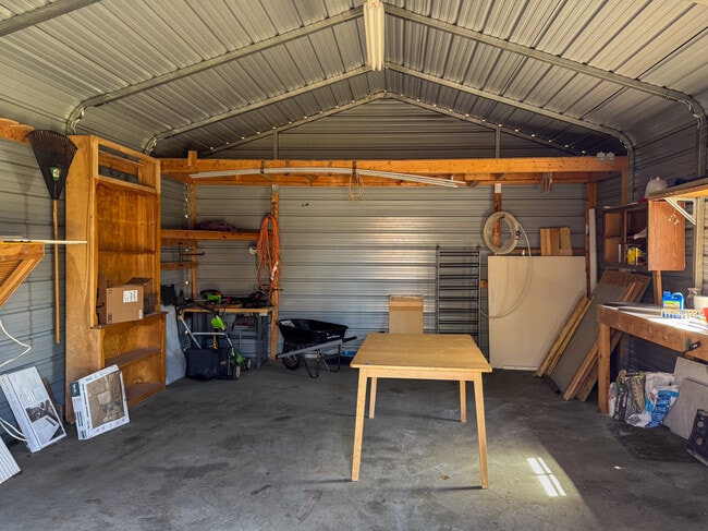 Building Photo - 9245 Summit Dr