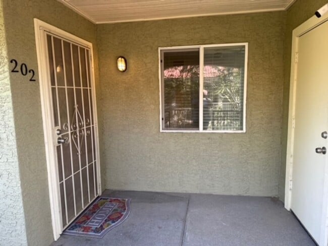 Building Photo - 2 bedroom 2 bath condo located in a gated community