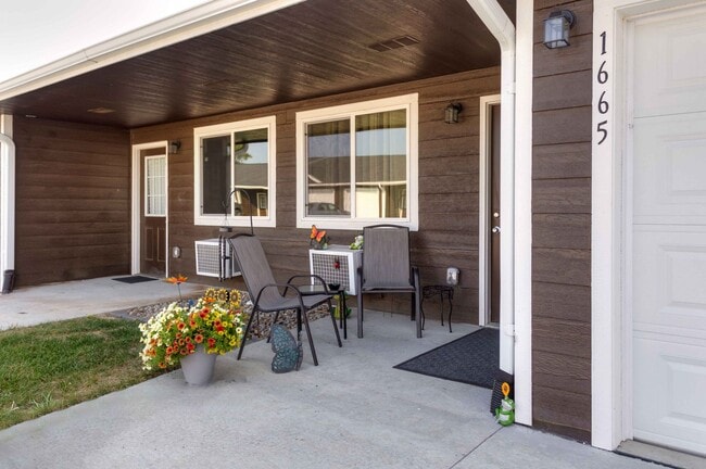 Building Photo - 2 Bedroom, Single-story Townhomes for rent...