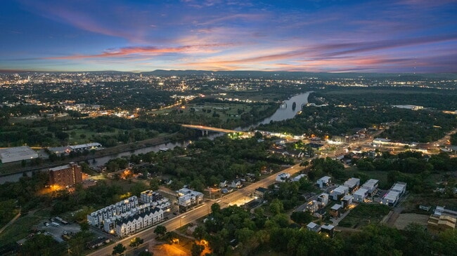 Building Photo - "Spacious 4-Bed, 4-Bath Gem in Nashville -...