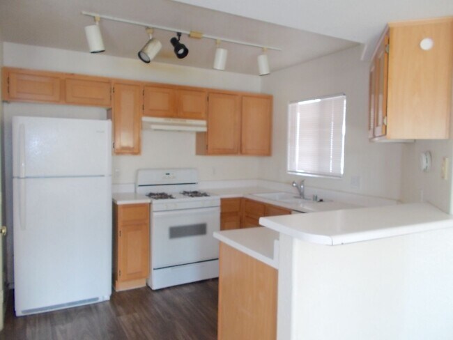 Building Photo - Charming 2 Bed / 2 Bath Condo with Fireplace & Balcony – Prime Location!