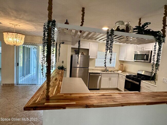 Building Photo - 250 Andros Dr