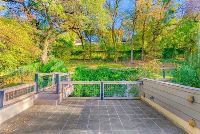 Building Photo - 701 Azie Morton Rd