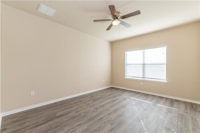 Building Photo - 441 Moulins Ln