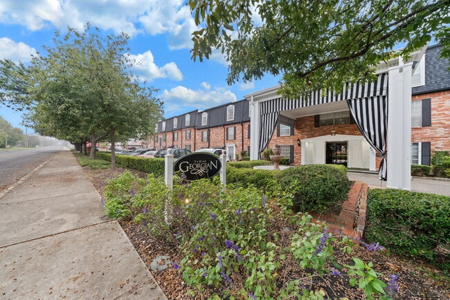 Building Photo - Chic 1-Bed Oasis with Pool & Walk-In Closets in Central San Antonio – $975/mo