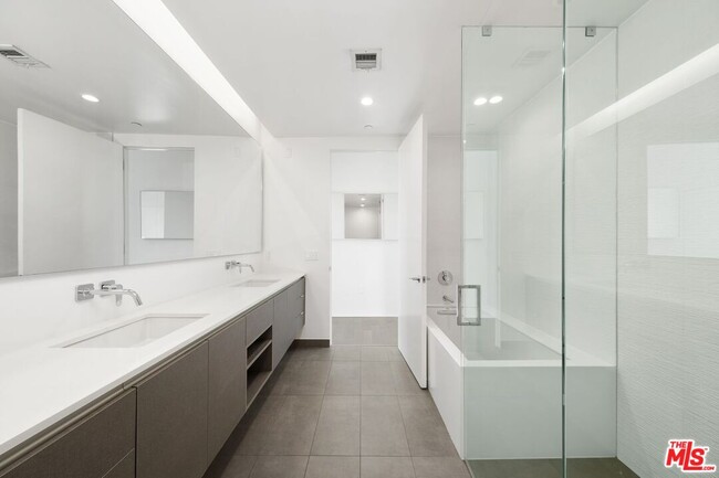 Building Photo - 935 N San Vicente Blvd