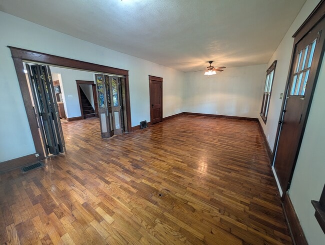 Building Photo - 300 SW Broadmoor Ave