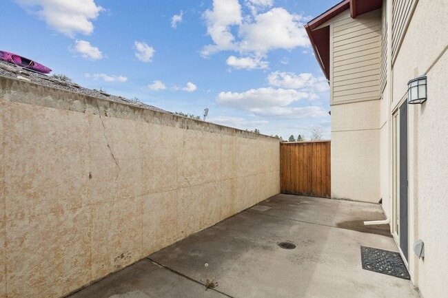 Building Photo - Spacious Sun-filled 3 bed 2.5 Bath Townhouse