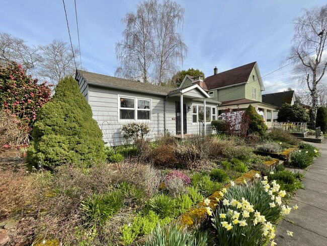 Building Photo - Charming Sellwood Bungalow with Nice Shed, Washer/Dryer, Fenced Yard