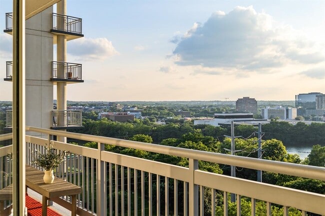 Building Photo - 603 Davis St