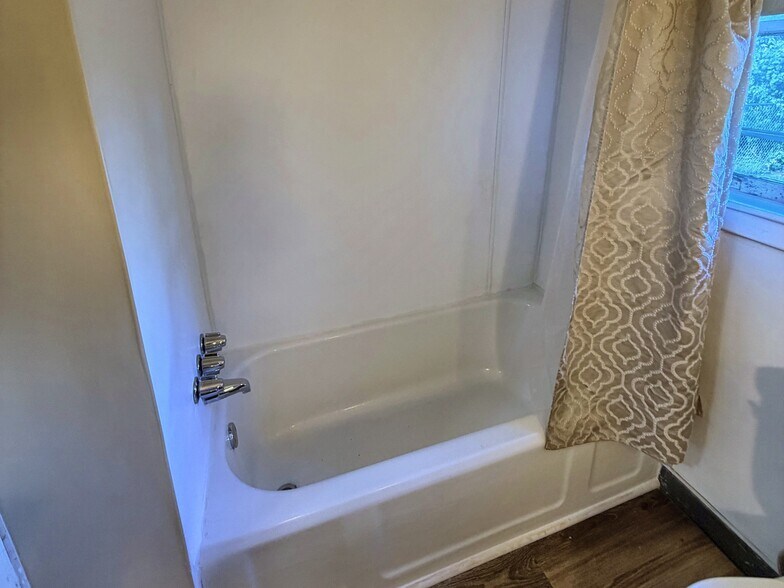 Tub / Shower - 629 Maple Dr