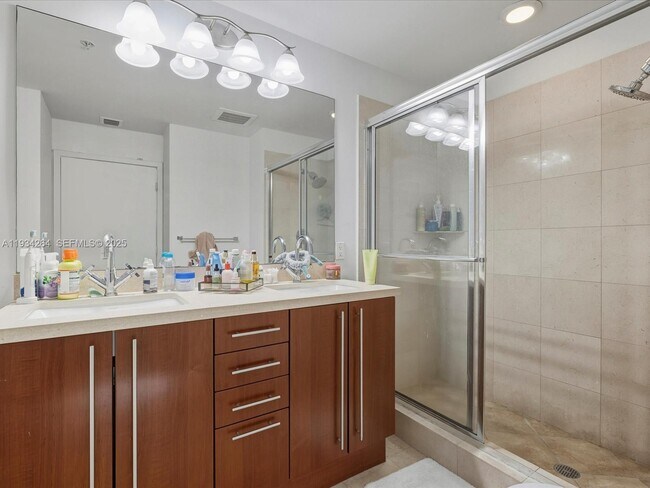 Building Photo - 1111 SW 1st Ave