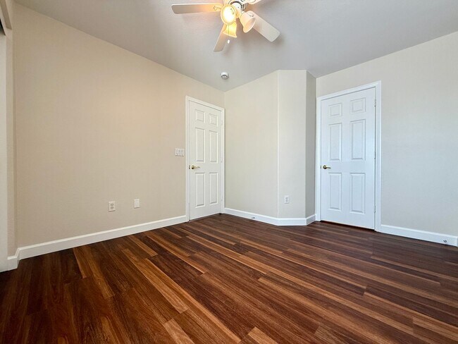 Building Photo - 3 Bedrooms | 2.5 Bathrooms-