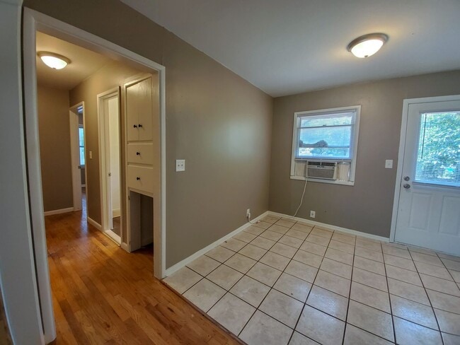 Building Photo - 2 bedroom 1 bath bungalow in Shawnee.
