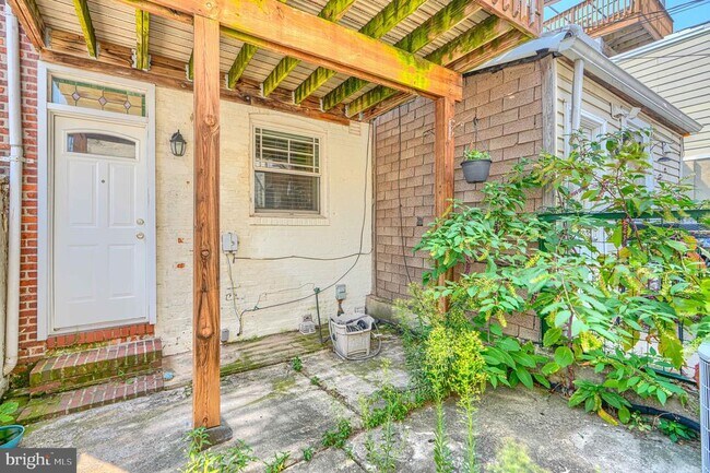 Building Photo - 609 East St