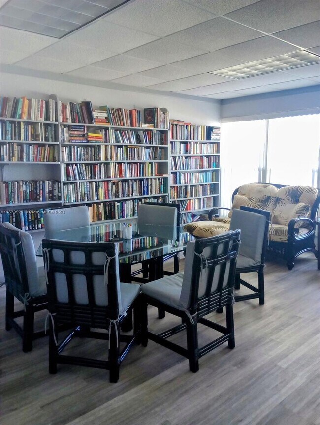 Building Photo - 2309 Park Ln