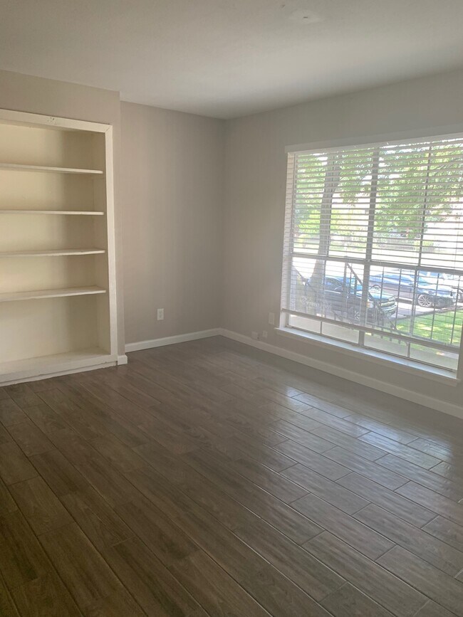 Building Photo - 1 Bed, 1 Bath condo