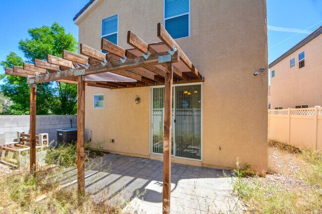Building Photo - 2 Story 2 Bedroom Gated Community Amazing Location