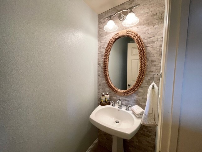 Building Photo - Stunning 2 Bedroom/2.5 Bath Furnished Town...