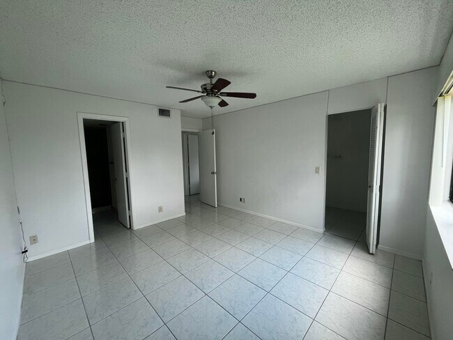 Building Photo - 504 Shady Pine Way