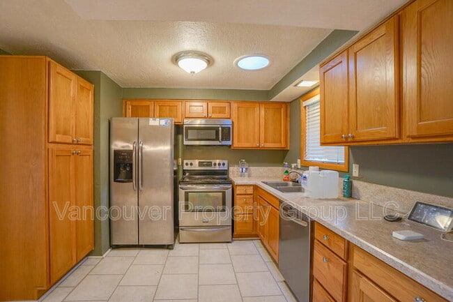 Building Photo - 403 NE 123rd Ave