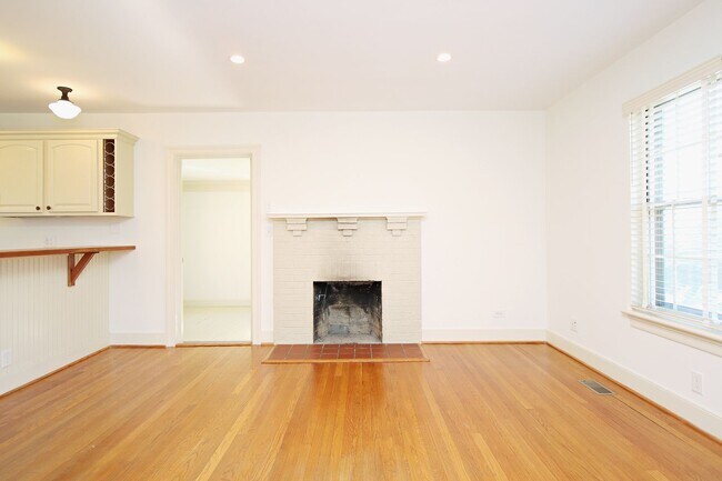 Building Photo - Charming Home With Fenced Yard