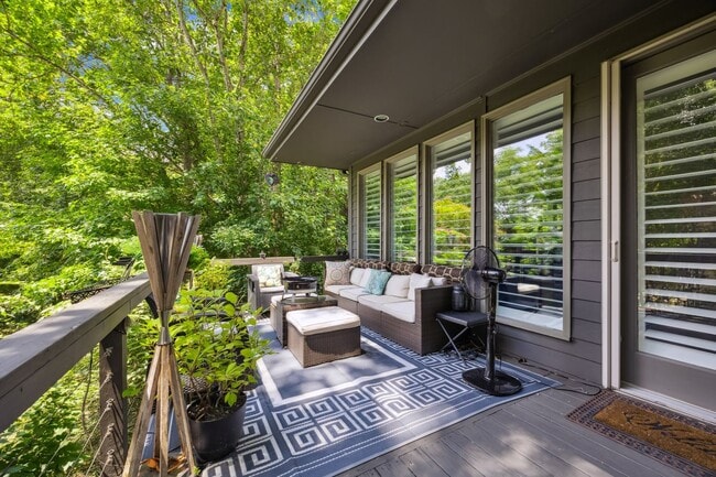 Building Photo - Gorgeous, Fully furnished 3 Bed 3.5 bath h...
