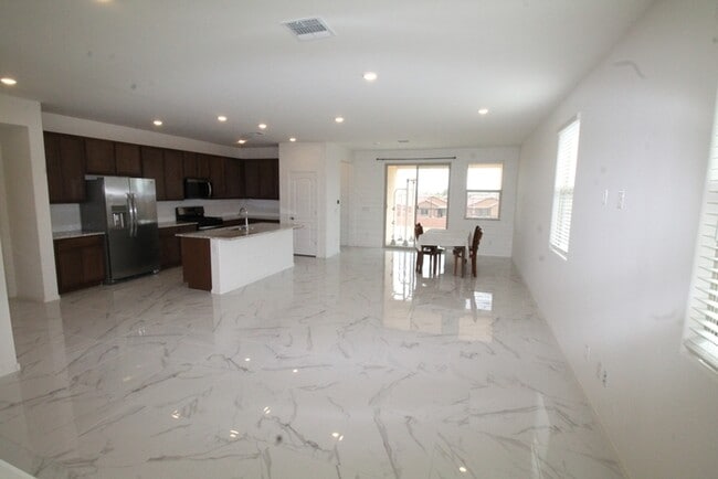 Building Photo - 5523 W Monterey Dr