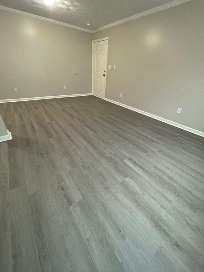 Building Photo - Oversized Newly Renovated One Bedroom Available