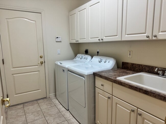 Building Photo - Beautiful 5 bed 3 bath POOL Home For Lease!