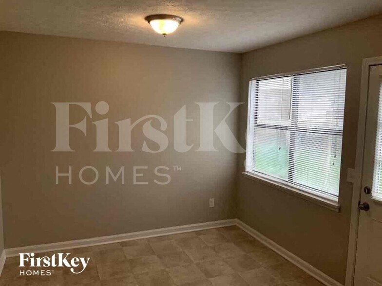 Building Photo - 990 Green Valley Dr NW