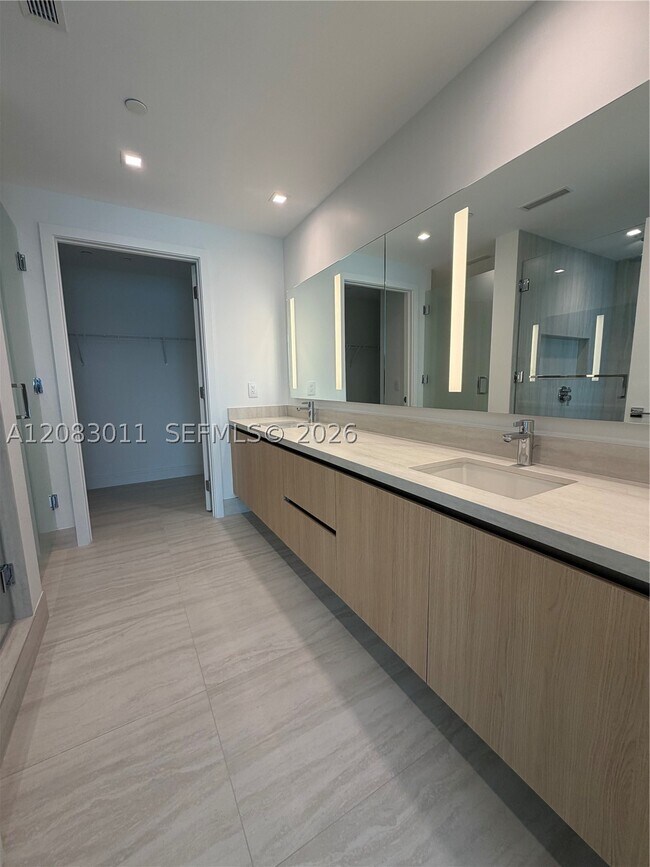 Building Photo - 2411 Laguna Cir