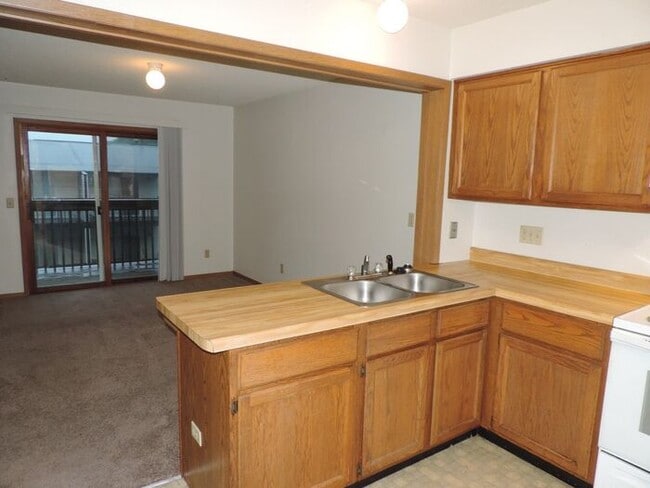 Building Photo - $1,025 | 2 Bedroom, 1 Bathroom 2nd Floor C...