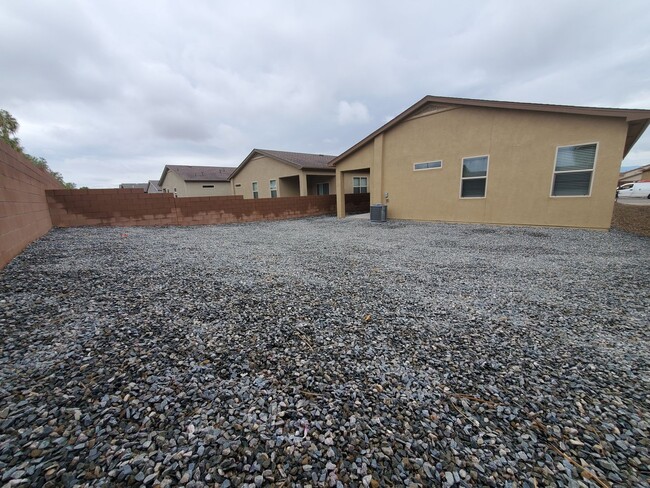 Building Photo - 3 bed 2 bath in Huning Ranch.