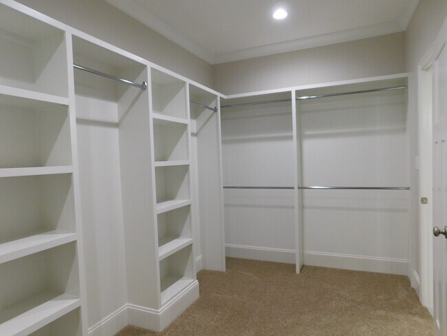 Building Photo - Grove Point Beauty