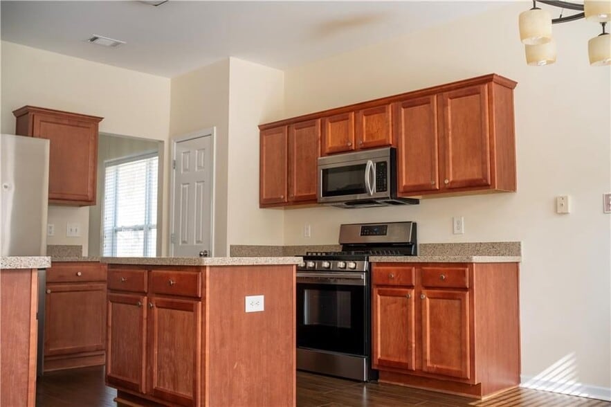 Building Photo - 2279 White Alder Dr NE