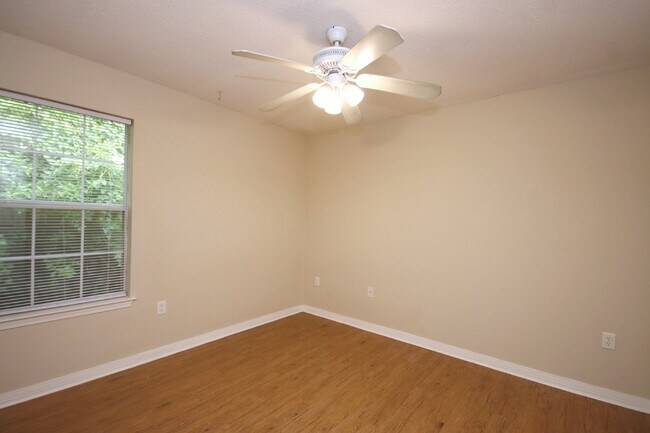 Building Photo - 3BR/2BA Home Near UWF – Wood-Look Flooring, Galley Kitchen, Pet Friendly!