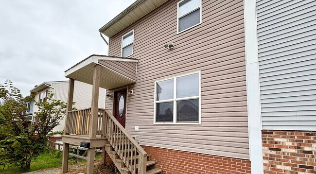Building Photo - 1457 Avon St