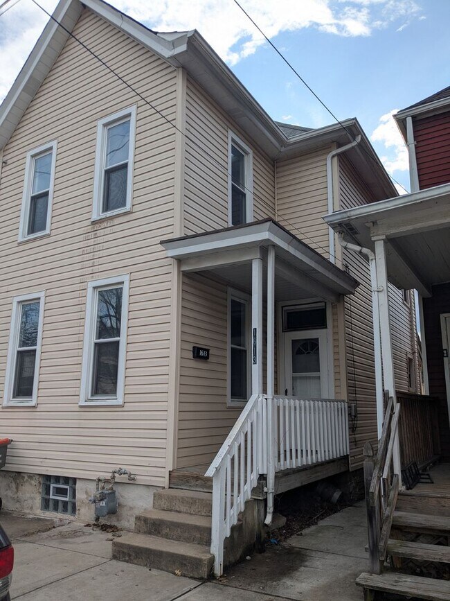 Building Photo - 2 bedroom, 1 bath in Beaver Falls