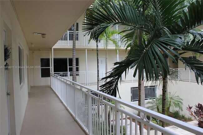 Building Photo - 10001 W Bay Harbor Dr