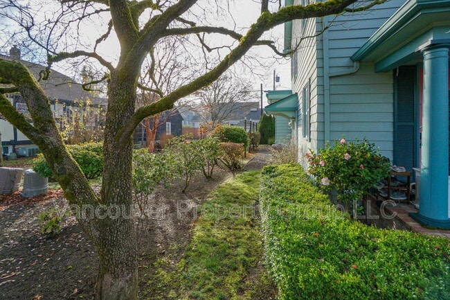 Building Photo - 309 W 37th St