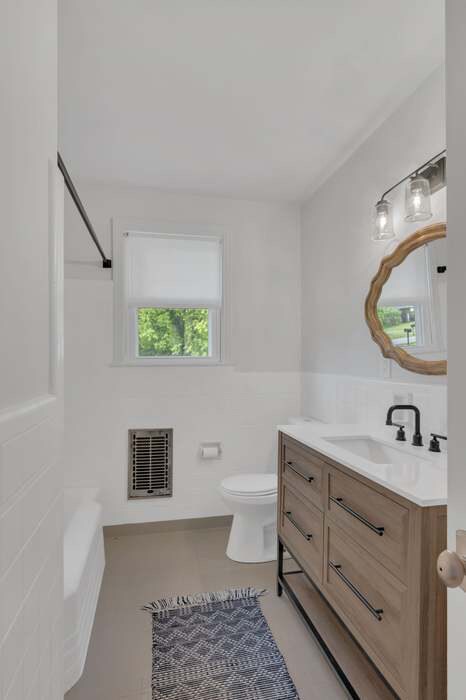 Building Photo - 828 Lemont Dr