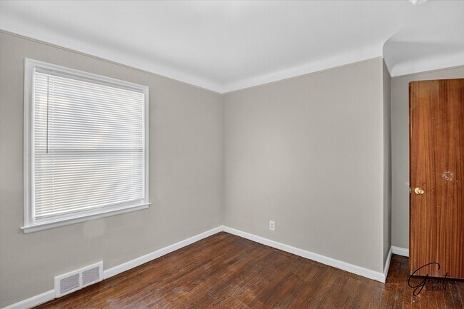 Building Photo - $1300 3 bedrooms